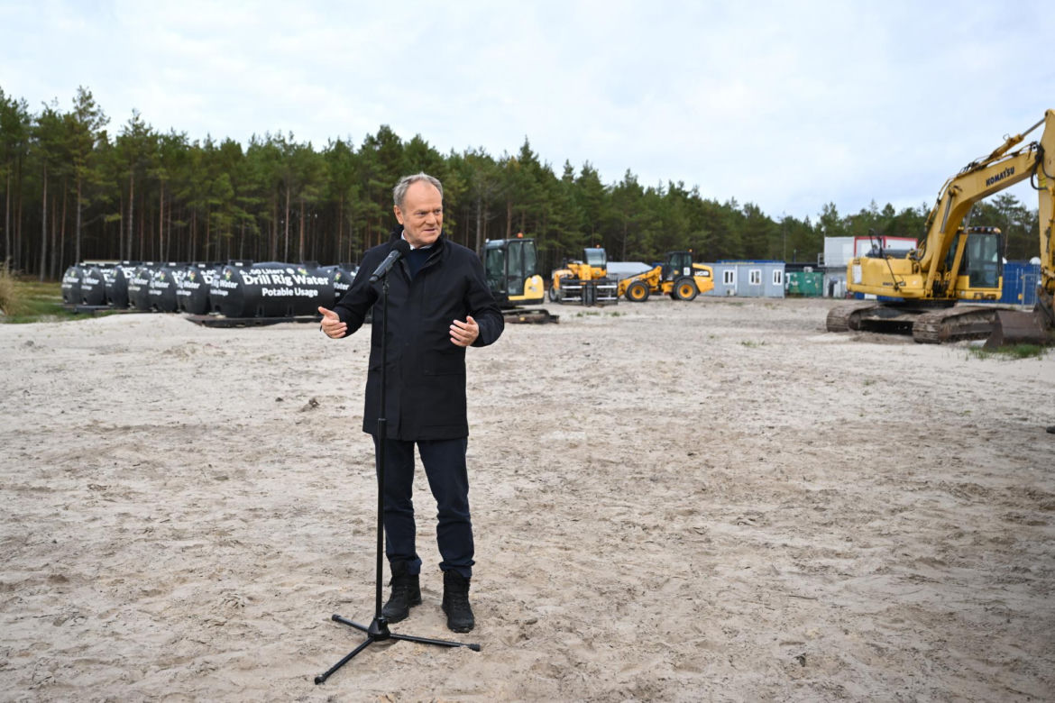 iebrowo, 15.10.2025. Premier RP Donald Tusk podczas wizyty na miejscu planowanej budowy pierwszej polskiej elektrowni jądrowej Lubiatowo – Kopalino w Biebrowie (woj. pomorskie)