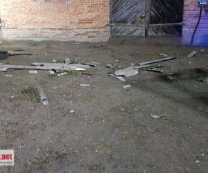 Pojechali z pomocą, sami zostali poszkodowani. Wichura ZNISZCZYŁA REMIZĘ strażaków