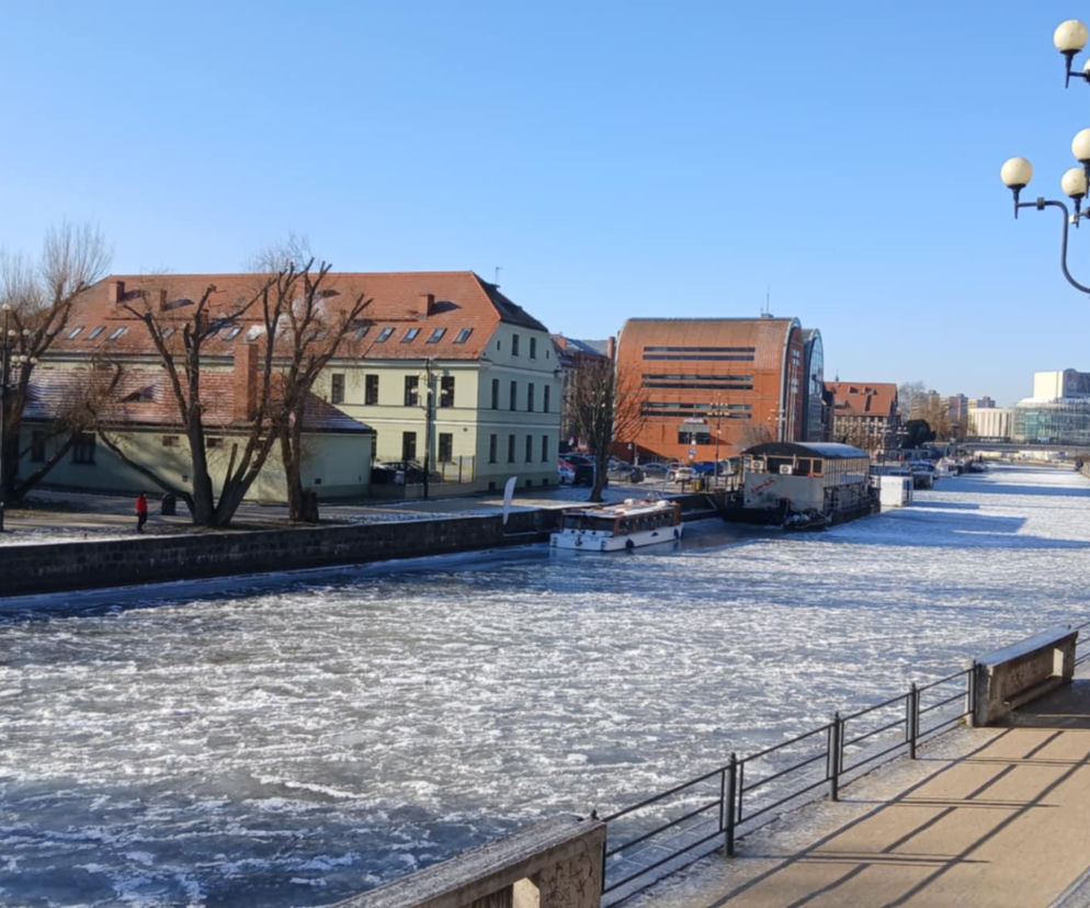 Wisła i Brda skute lodem! Zimowe piękno kusi, ale jest wyjątkowo niebezpieczne