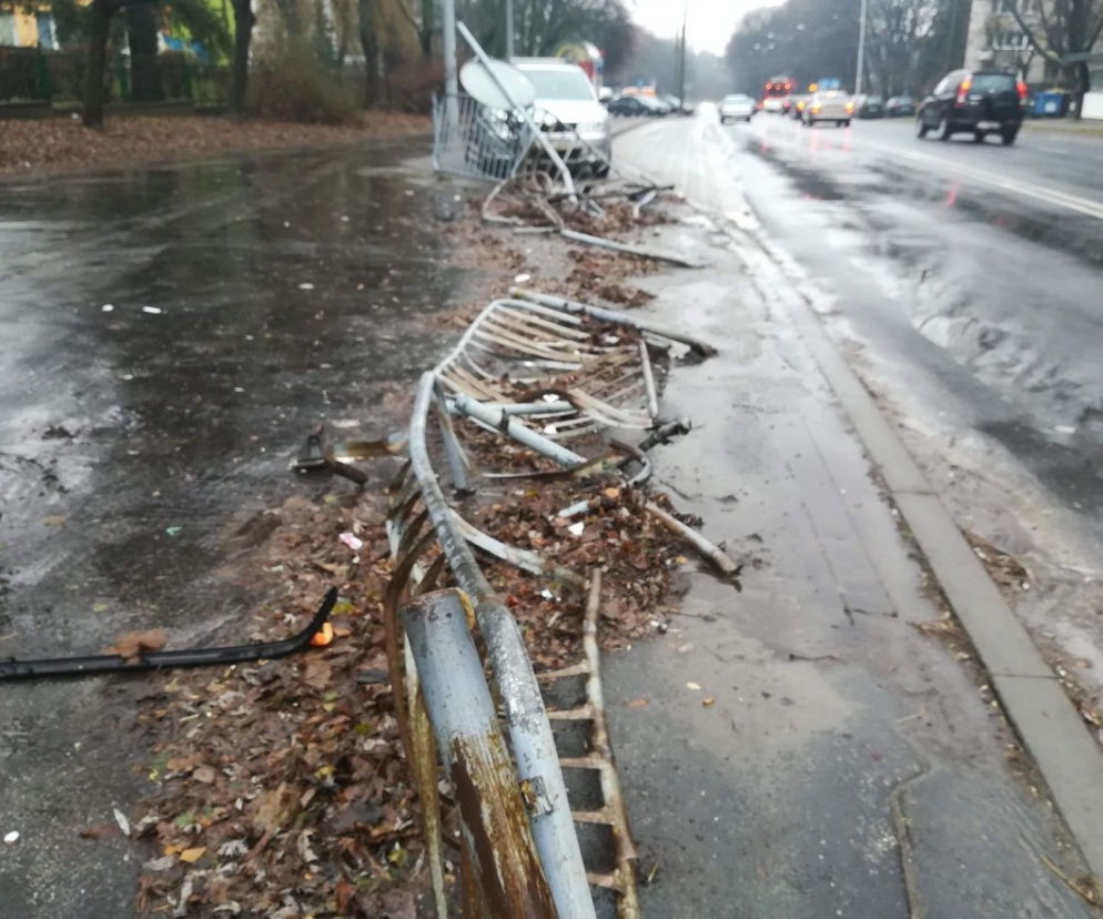 Nocna, wariacka jazda po Lublinie. Zmasakrowane barierki przy Wieleńskiej i Narutowicza