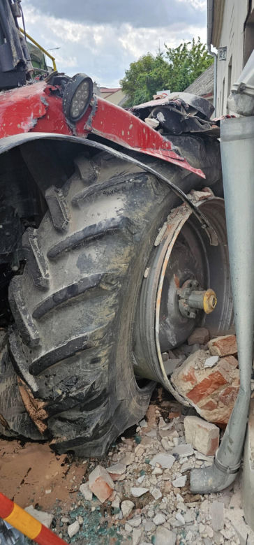 Traktor uderzył w auto i wjechał w budynki! Groźny wypadek pod Grudziądzem [ZDJĘCIA]