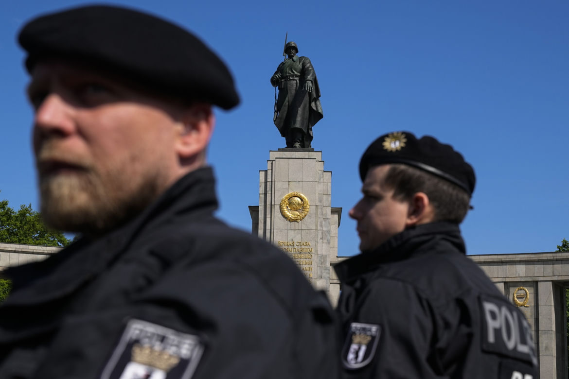 "Chwile wstydu" w Berlinie. Obchody rocznicy zakończenia wojny w atmosferze skandalu