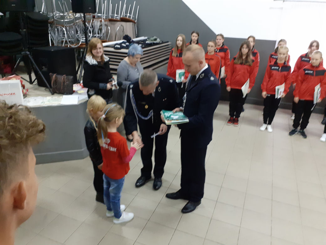 Ślubowanie Młodzieżowej Drużyny Pożarniczej OSP Dąbrówka Stany i 104-lecie jednostki