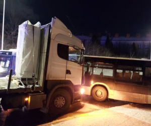 Tir uderzył w auta osobowe i autobus. To na Armii Krajowej w Starachowicach
