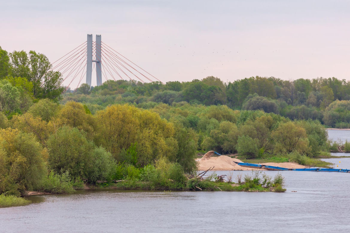 Gruba Kaśka w Warszawie - zdjęcia okrąglaka stojącego pośrodku Wisły