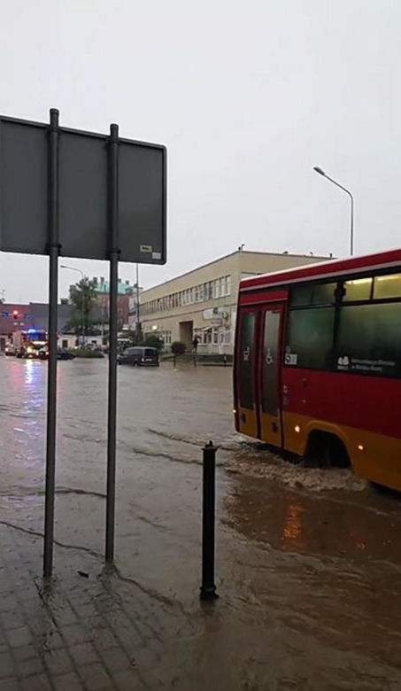 Powódź w Bielsku-Białej. Ulice zamienił się w rzeki. Zalane auta i posesje 