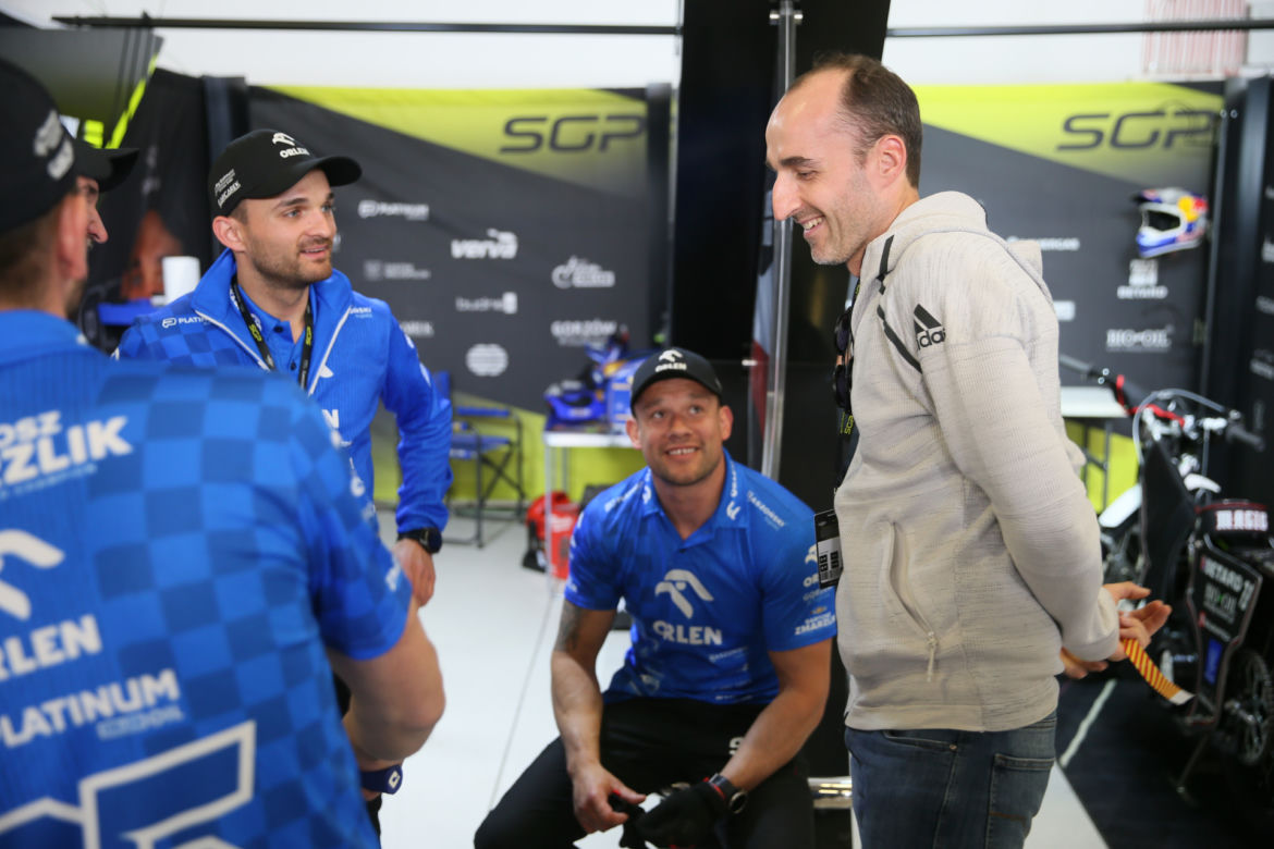 Robert Kubica i Marcin Gortat dopingują Bartosza Zmarzlika