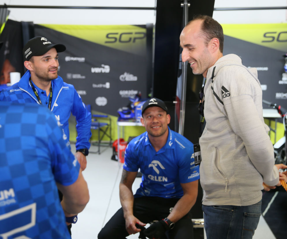 Robert Kubica i Marcin Gortat dopingują Bartosza Zmarzlika