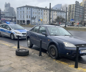 Pijany kierowca zmieniał koło 