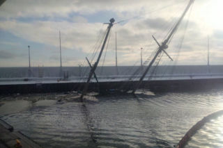 Z wody wystaje jedynie maszt. Zatonął zabytkowy jacht w gdyńskiej marinie. Nie wiadomo dlaczego