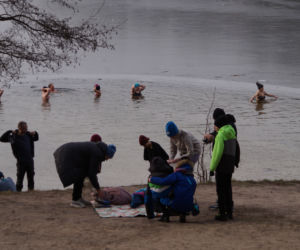 Zimna kąpiel morsów w podbydgoskich Pieckach [ZDJĘCIA]
