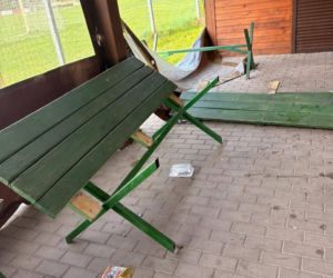 Zdewastowana wiata w Wilkowicach