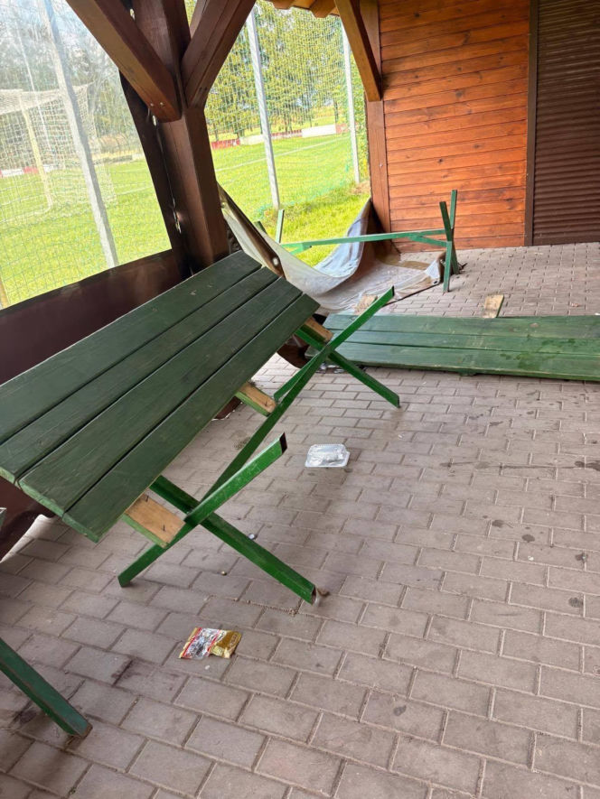 Zdewastowana wiata w Wilkowicach