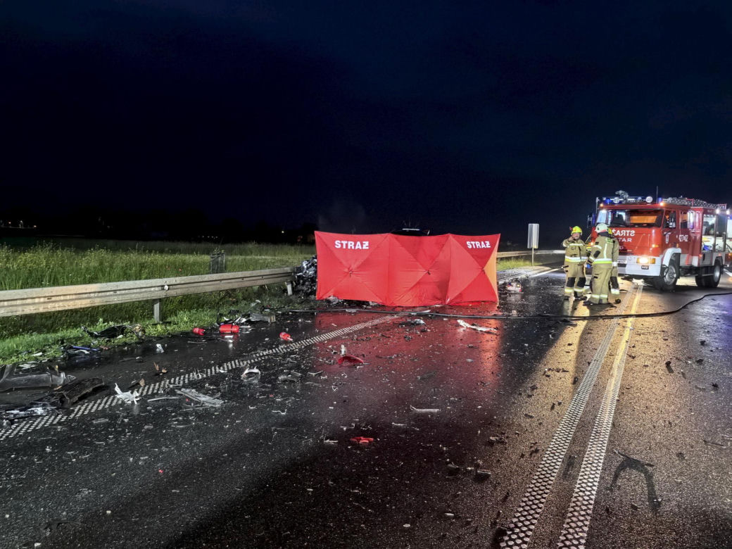 Śmiertelny wypadek pod Kutnem. 28-latek z BMW zderzył się z dwoma pojazdami [ZDJĘCIA].