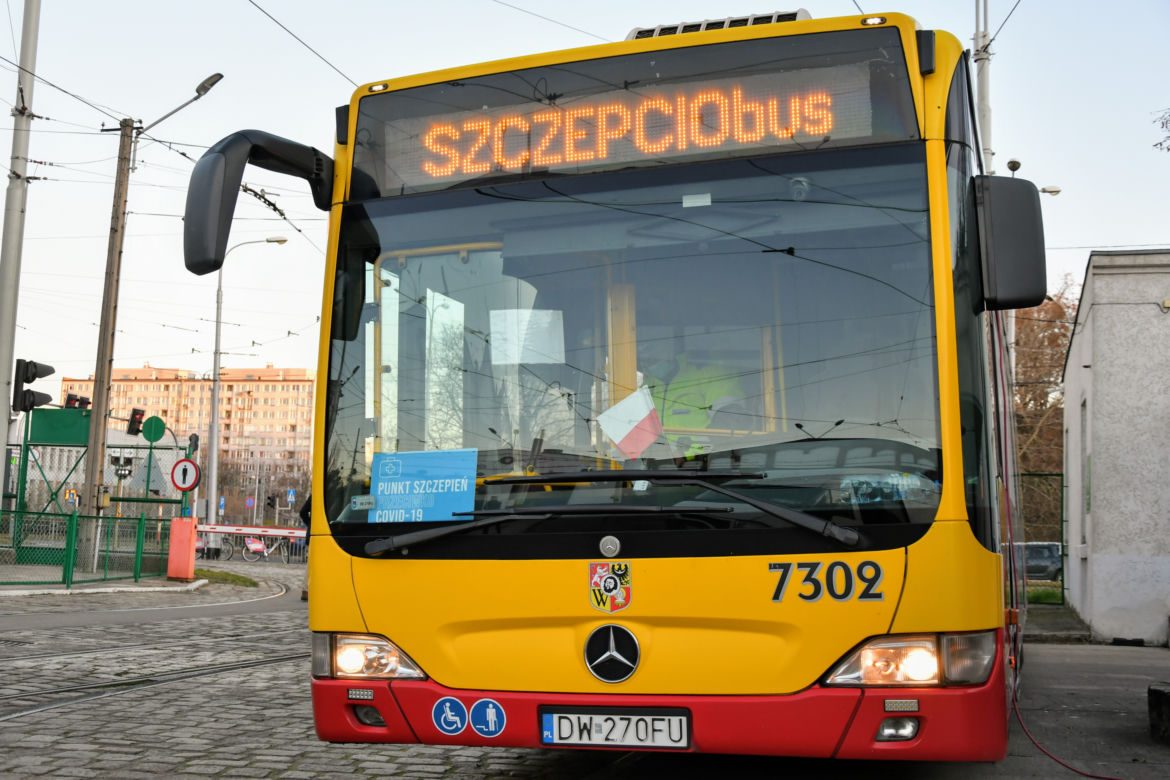 We wrocławskim SZCZEPCIObusie zaszczepiło się już ponad 13 tys. osób