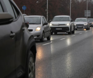 Gołoledź na drogach. Panują trudne warunki drogowe dla kierowców