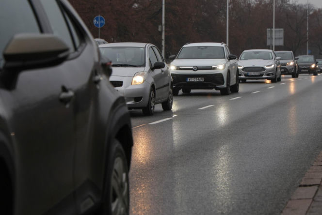 Gołoledź na drogach. Panują trudne warunki drogowe dla kierowców