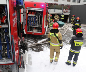 Spłonęło 20 samochodów. Budynek przy Górczewskiej nie nadaje się do zamieszkania