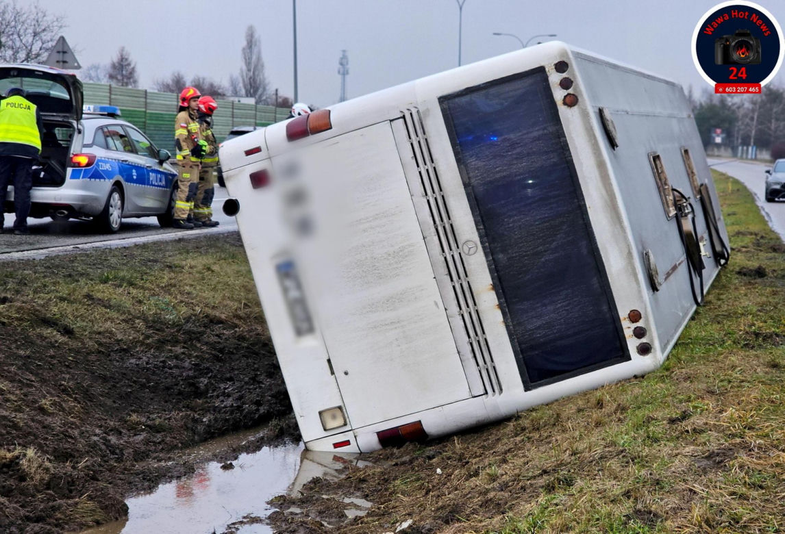 Jabłonna. Autokar w rowie, w środku ponad 20 osób