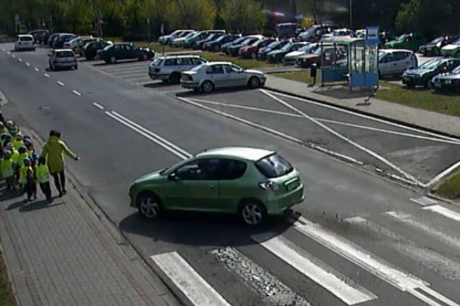 Kobieta wjechała w przedszkolaków 
