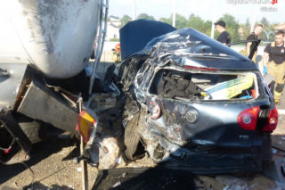 Tragedia na A4. Osobówka zgnieciona pomiędzy TIR-ami. Kierowca nie miał najmniejszych szans - ZDJĘCIA
