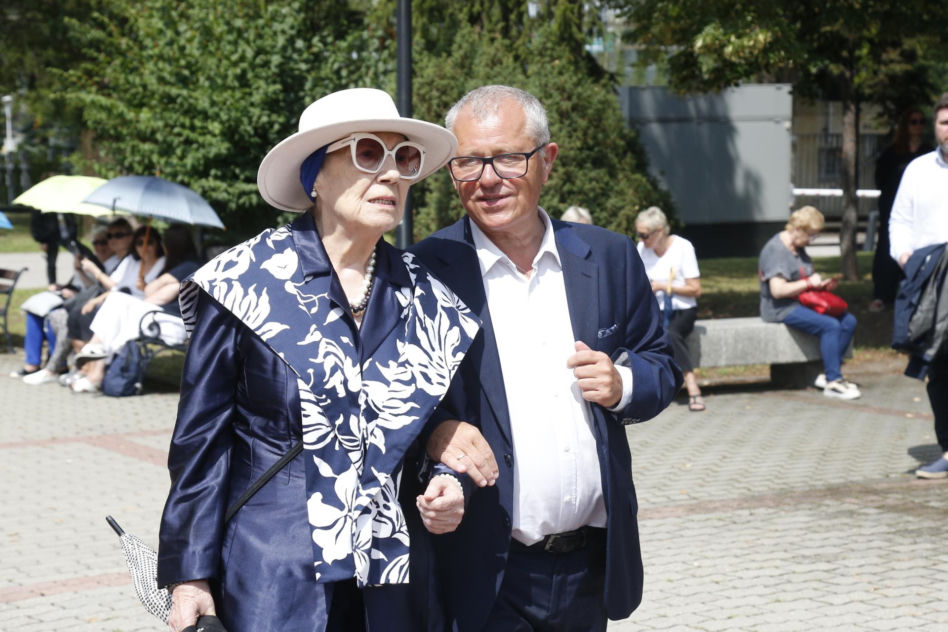 Pogrzeb Joanny Kołaczkowskiej. Tak pożegnali ją przyjaciele z kabaretu. Borek płakała jak uczennica