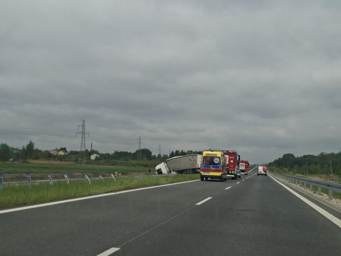 Ciężarówka blokuje przejazd obwodnicą Wąchocka