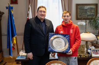 Kacper Tomasiak z burmistrzem i oficjelami