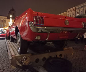 Świąteczny Zlot Amerykańskich Samochodów na Rynku w Lesznie