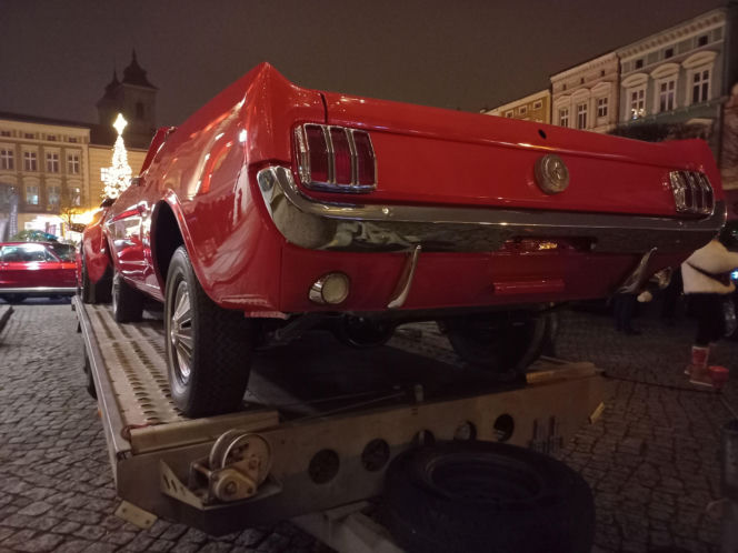 Świąteczny Zlot Amerykańskich Samochodów na Rynku w Lesznie