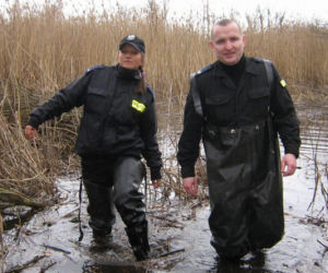 Policjanci uratowali życie włamywaczowi 