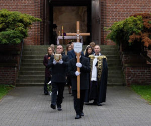 Pierwsza miłość: Stik ucieka z konwoju transportującego go do więzienia z pogrzebu Teresy... Marta i Emilka są w niebezpieczeństwie?