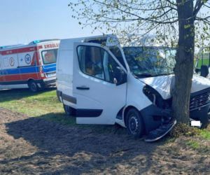 Kujawsko-pomorskie: Chciał ominąć stado dzików i uderzył w drzewo! Trafił do szpitala [ZDJĘCIA] 