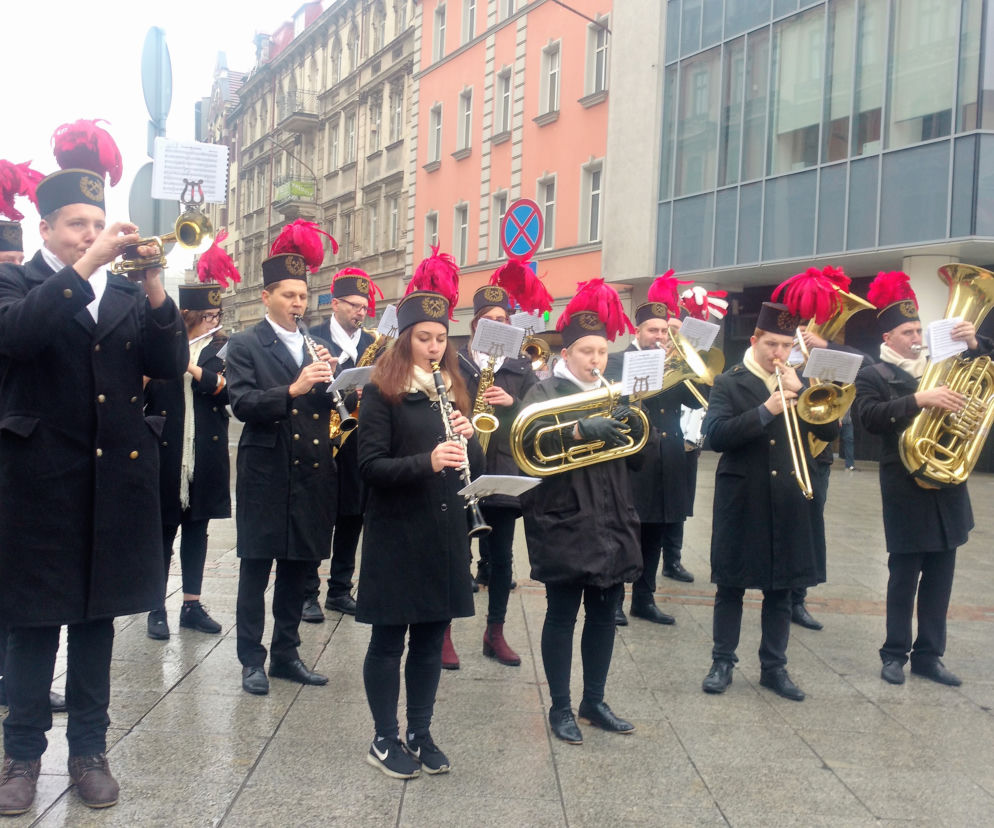 Katowice: Orkiestra Górnicza odegrała katowicki hejnał! Tak w mieście zakończyła się Barbórka [ZDJĘCIA, AUDIO]