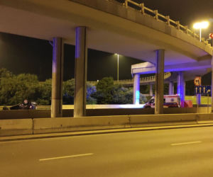 Koszmarna śmierć motocyklisty na Białołęce. Motocykl wyleciał w powietrze, samochód dachował [ZDJĘCIA]