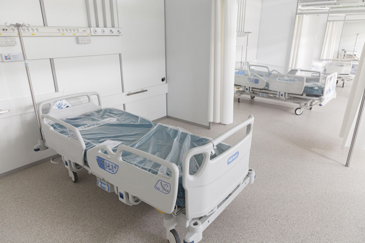 Szpital tymczasowy we Wrocławiu zaczyna przyjmować pierwszych pacjentów