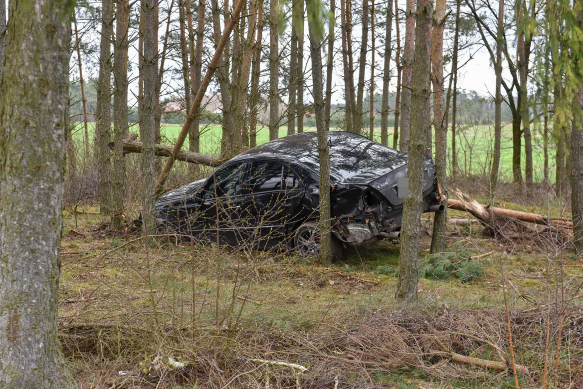 Zaorał kawałek pola i skosił kilka drzew Mercedesem. Policja poszukuje pracowitego kierowcy z gminy Cekcyn