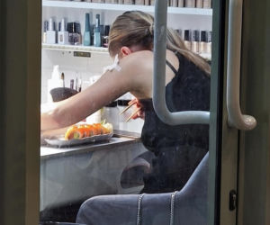 Posłanka Gajewska jadła sushi i robiła paznokcie