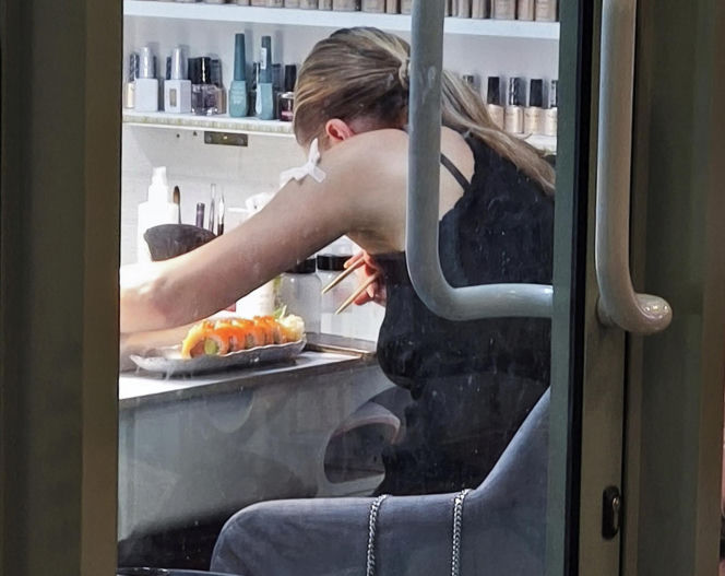 Posłanka Gajewska jadła sushi i robiła paznokcie
