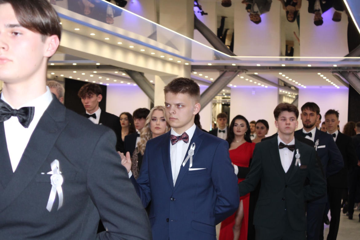 Bal studniówkowy 2024 II Liceum Ogólnokształcącego w Starachowicach