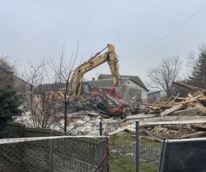 Rozbiórka domu Wesołowskich z Wyryków. Coś się w końcu ruszyło. Taki prezent na święta.