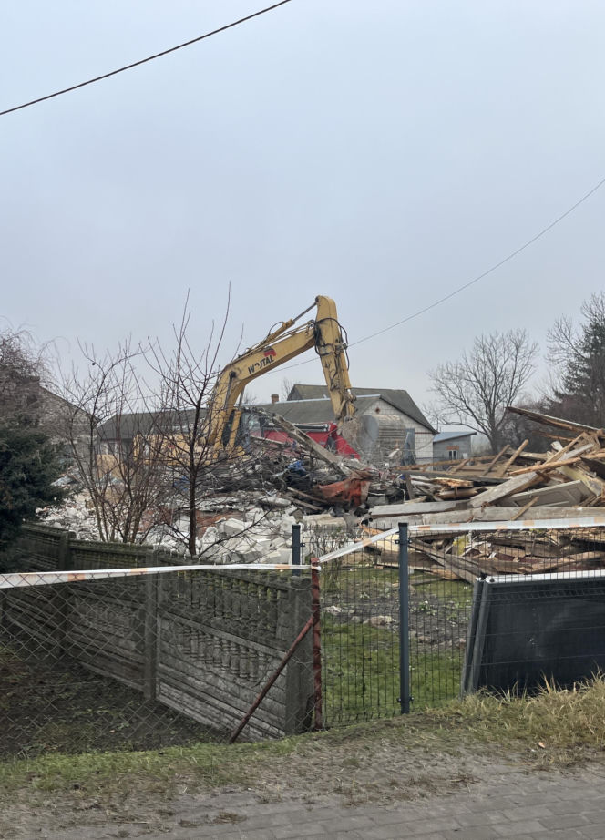 Rozbiórka domu Wesołowskich z Wyryków. "Coś się w końcu ruszyło. Taki prezent na święta".