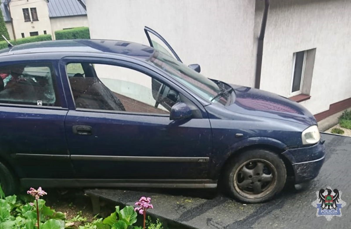 Pościg zakończył się na dachu budynku gospodarczego