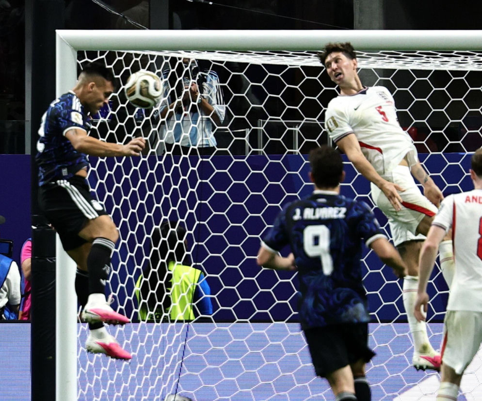 Argentyński piłkarz uderza piłkę głową przy bramce Anglików. O finale mundialu przeczytasz na SE Supersport.