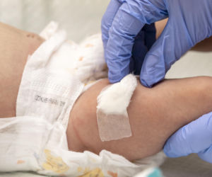 Kontrowersje wokół szczepień. Rodzice noworodków zdezorientowani