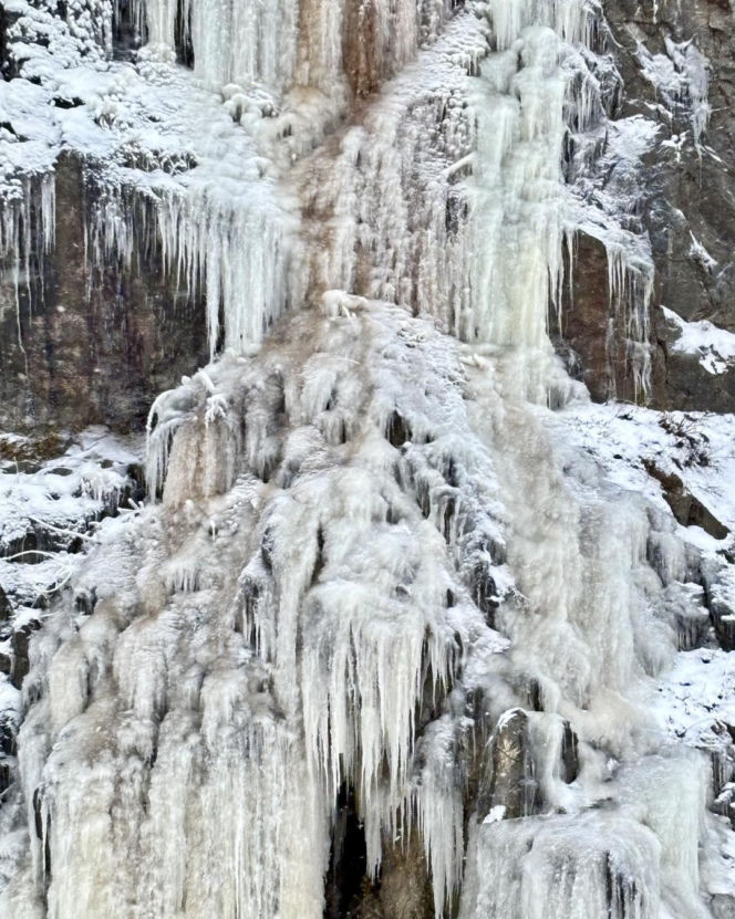 Kielce jak Himalaje? Niesamowity lodospad powstaje na Kadzielni. Zobacz zdjęcia