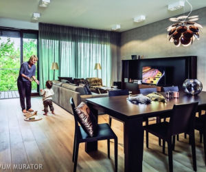 Aranżacja jadalni w monochromatycznym apartamencie rodzinnym