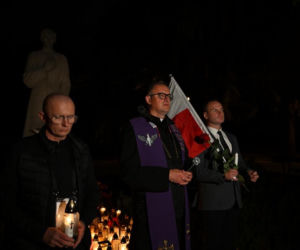 Marsz milczenia w Jarosławiu po ataku na księdza. Mieszkańcy w żałobie