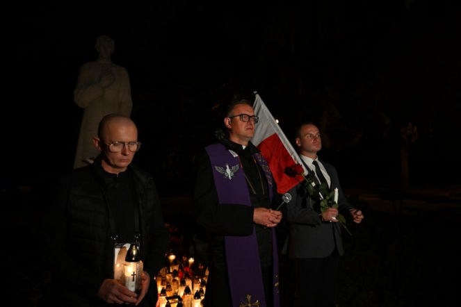 Marsz milczenia w Jarosławiu po ataku na księdza. Mieszkańcy w żałobie