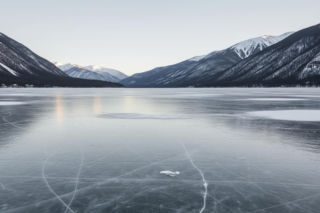 Rowery na zamarzniętym jeziorze. Co grozi za lekkomyślność w Tatrach?